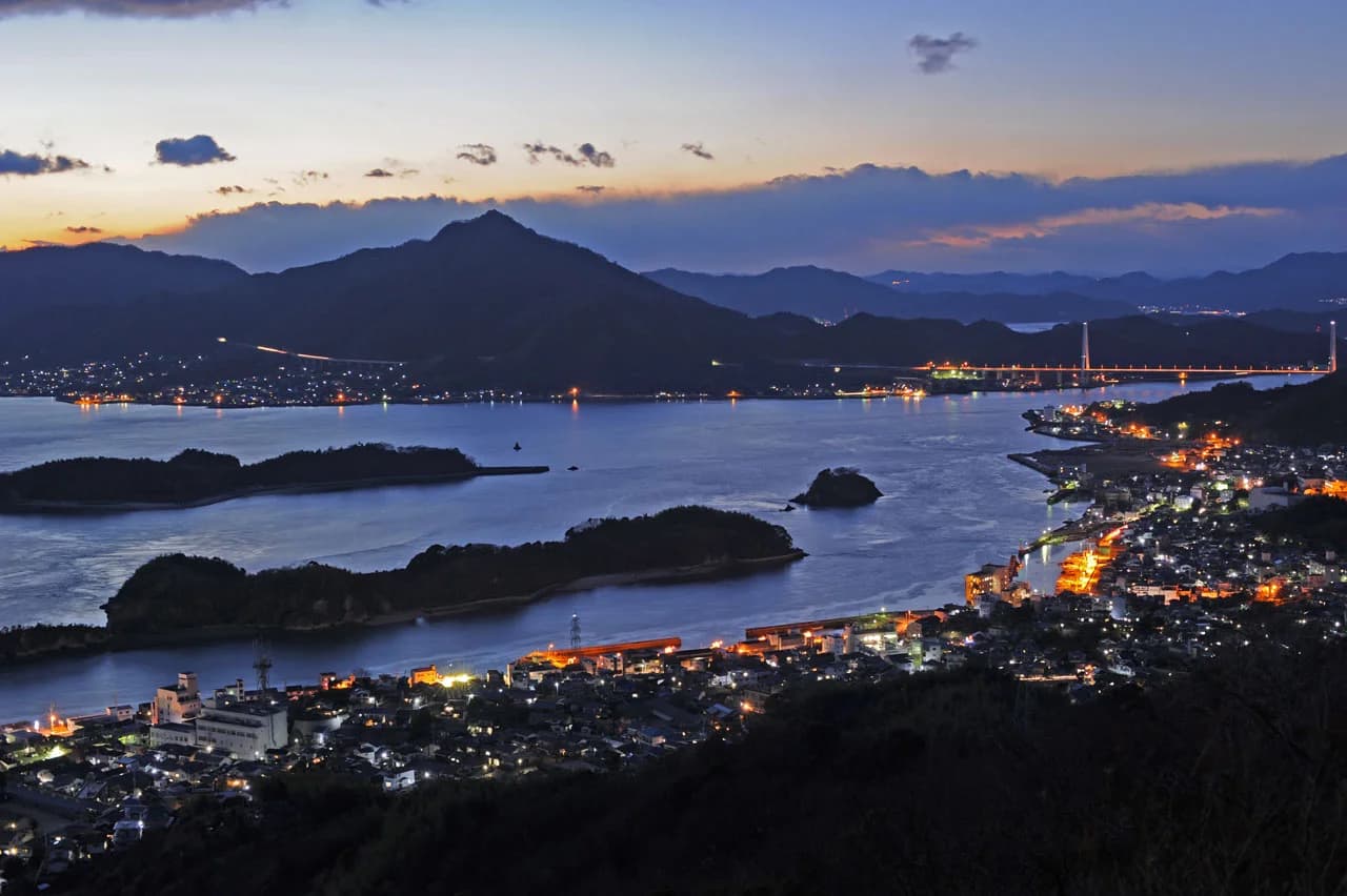 瀬戸内海に浮かぶ因島の風景